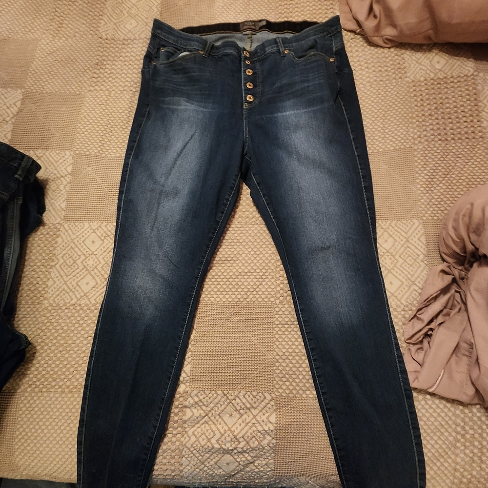 Torrid bombshell skinny jeans size 22T